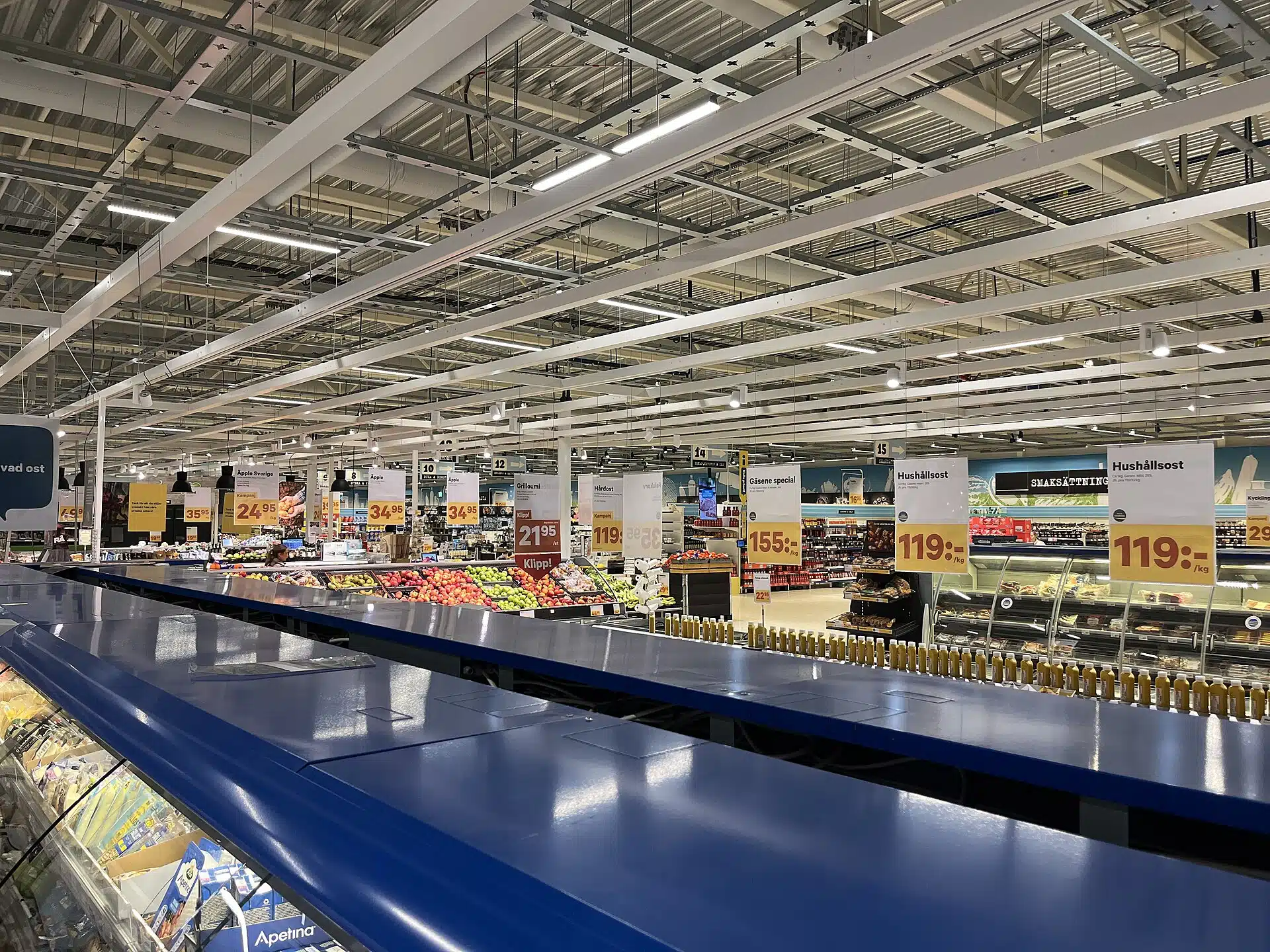 Interiör från en svensk stormarknad med frukt, grönt och kyldiskar
