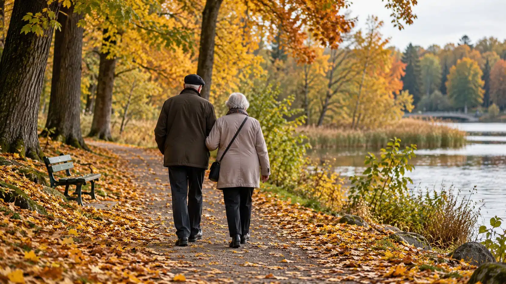 AI-genererad bild av två äldre personer sedda bakifrån som promenerar på en stig i en park en höstdag