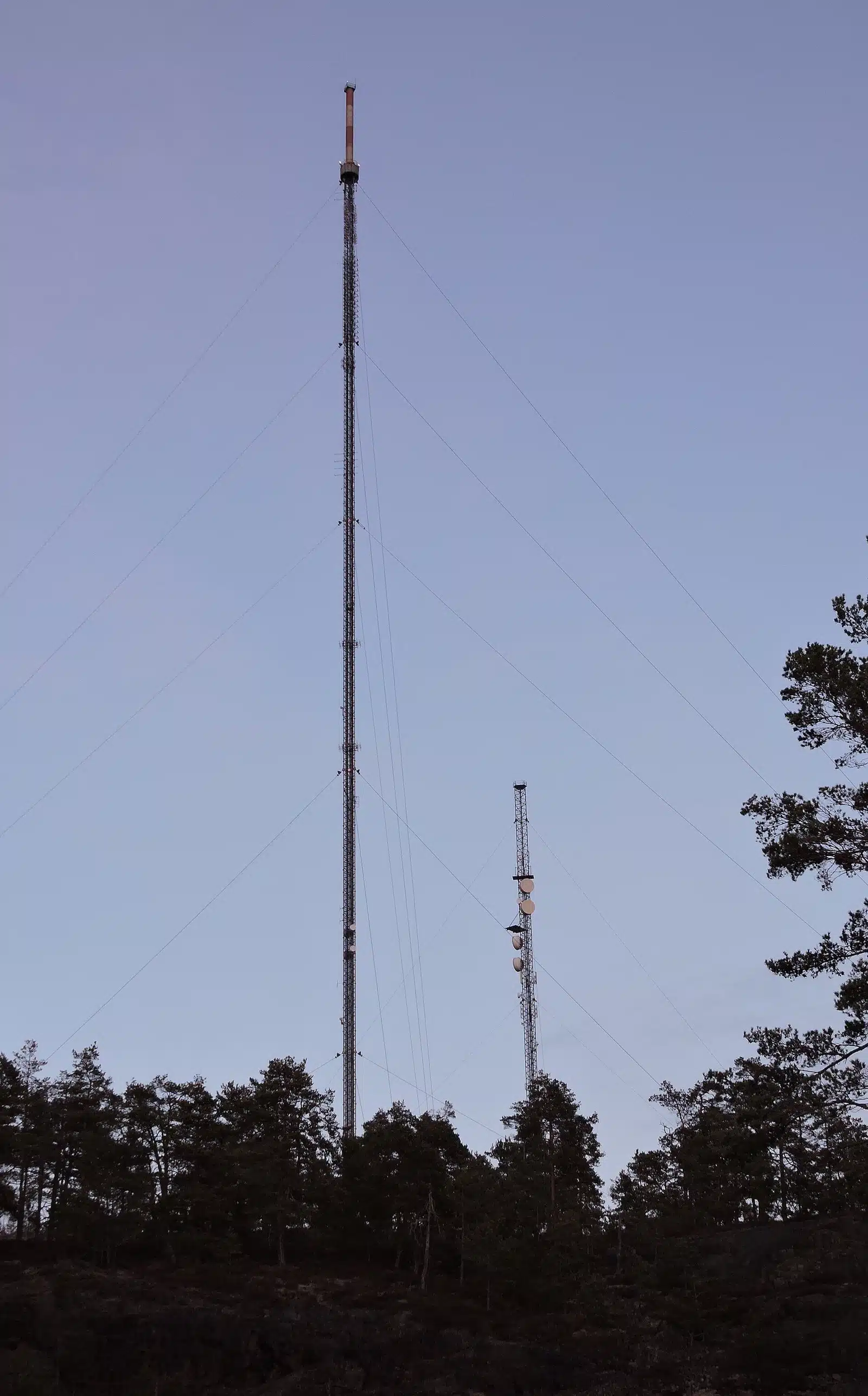 Hög sändarmast för radio och tv mot himlen