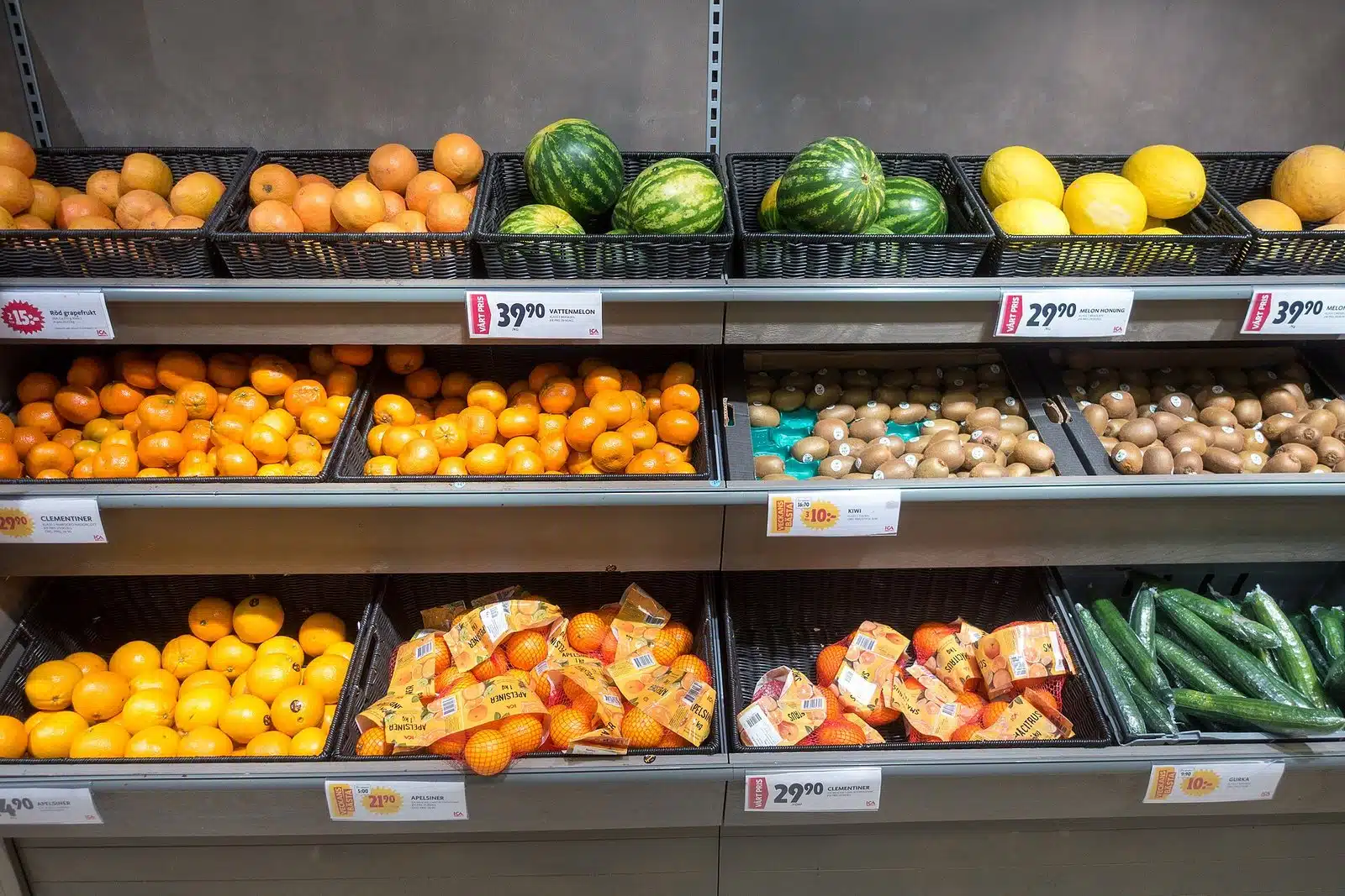 Frukt och grönsaker uppställda i lådor i en livsmedelsbutik