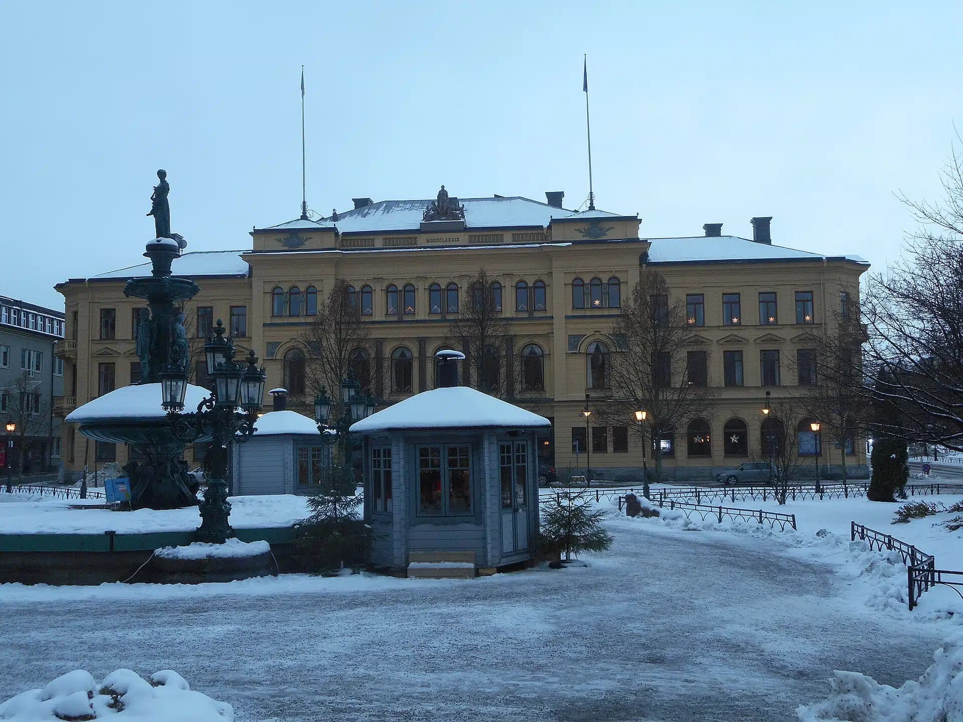 Äldre bankbyggnad i Sundsvall sedd från gatan