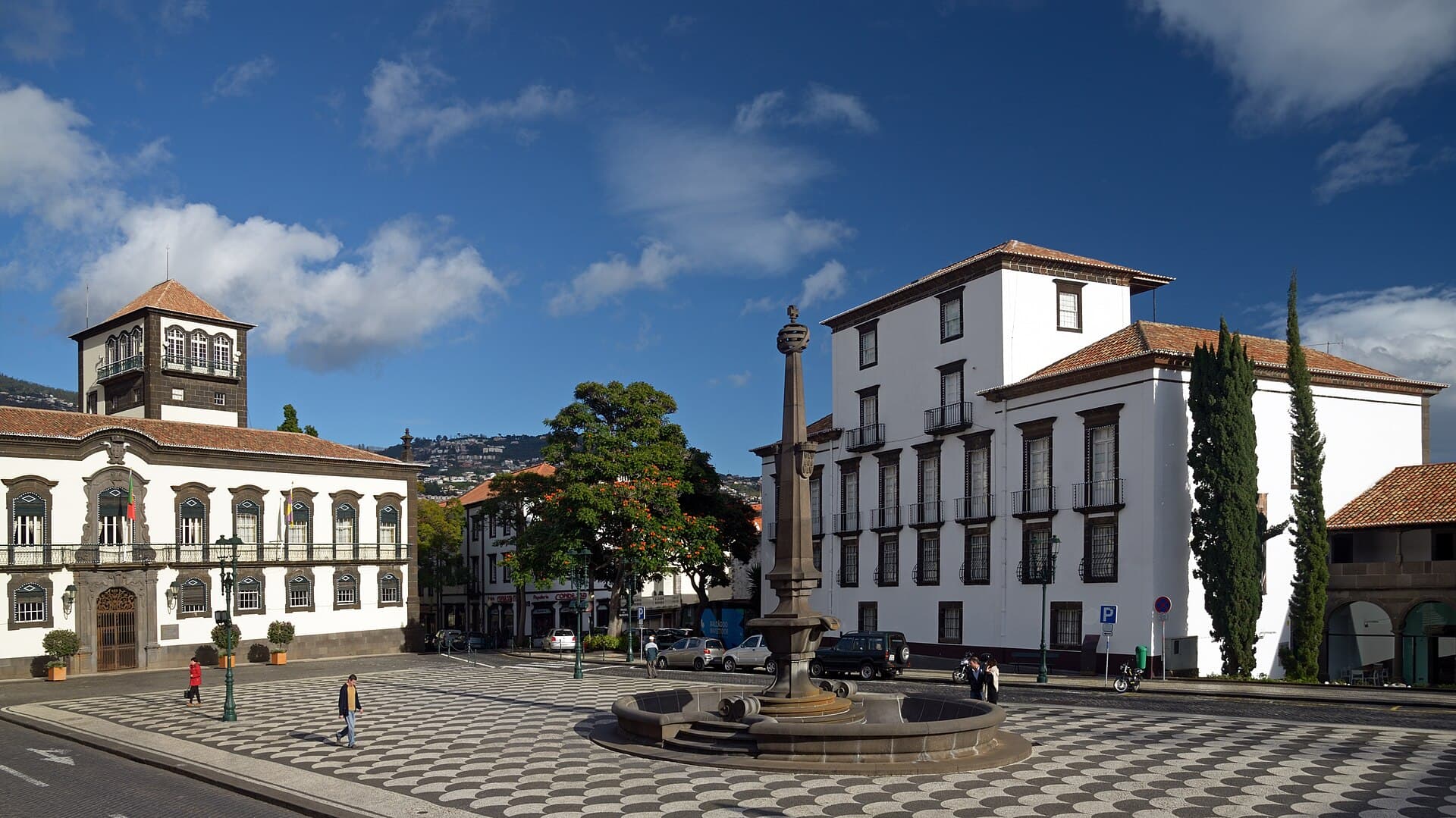 Rådhustorget i Funchal på Madeira med vita byggnader och blå himmel.
