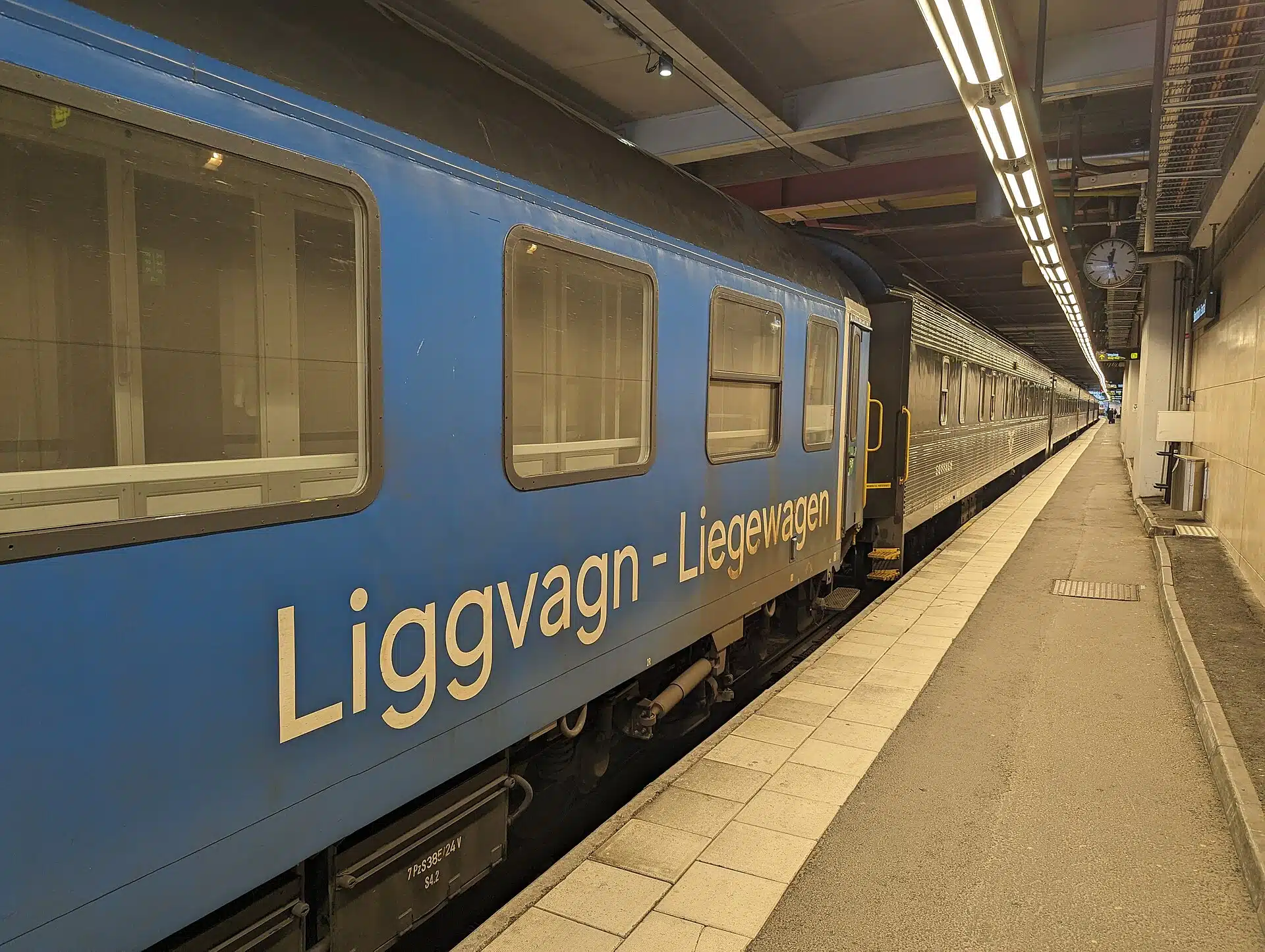 SJ:s nattåg står vid en plattform på Stockholms centralstation