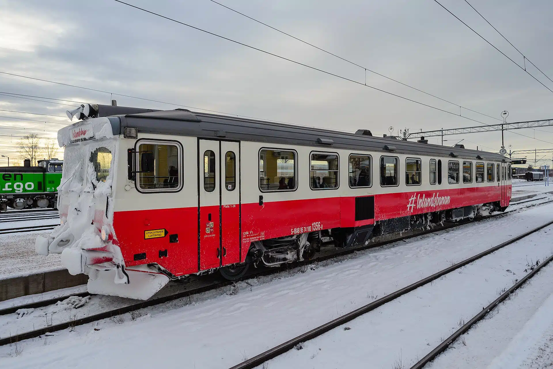 Mora järnvägsstation med snö på marken