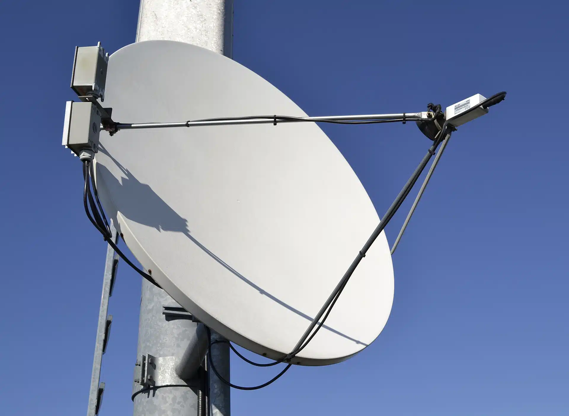 En parabolantenn för satellit-tv