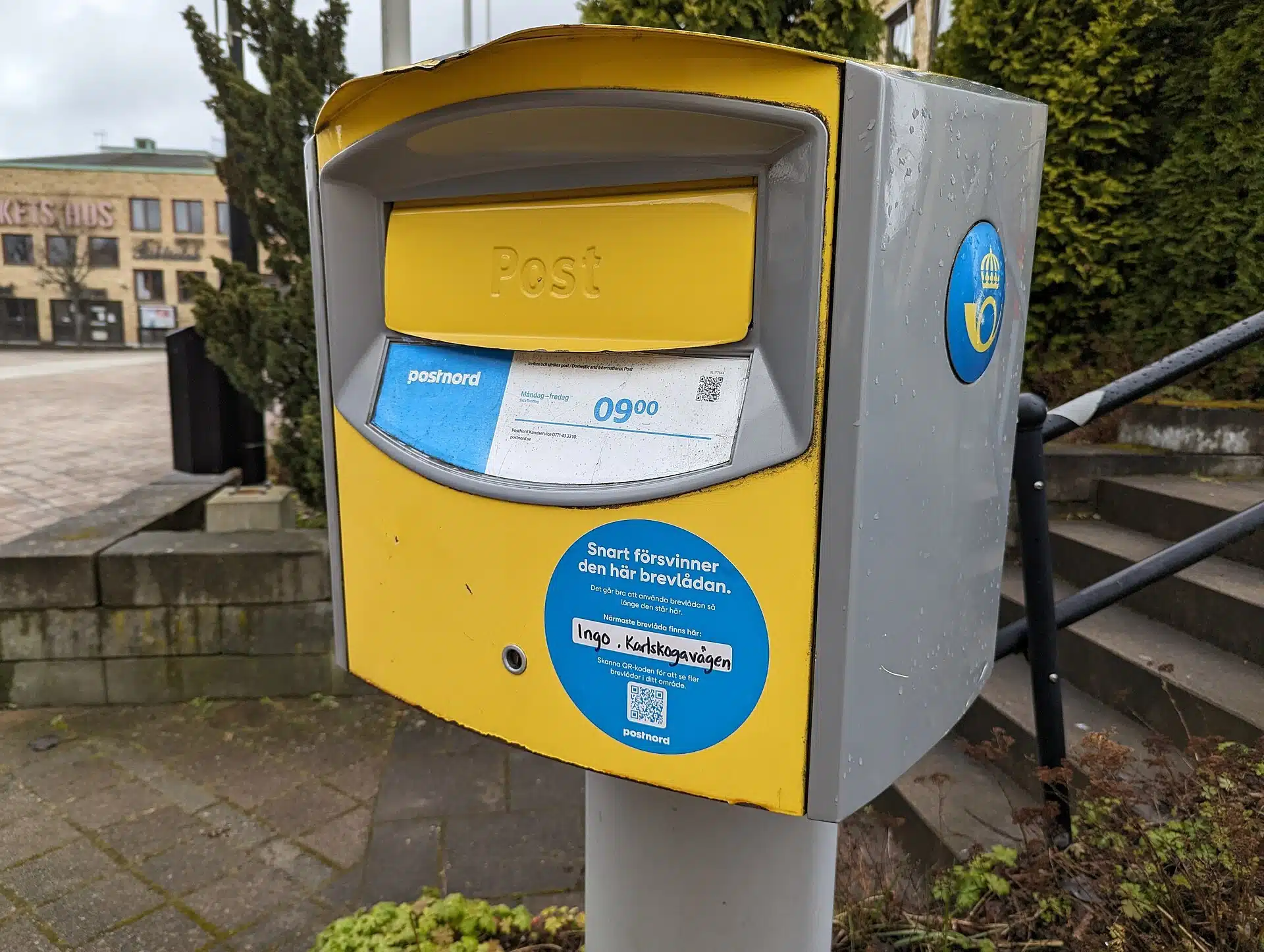 En gul PostNord-brevlåda vid Medborgarplatsen i Degerfors
