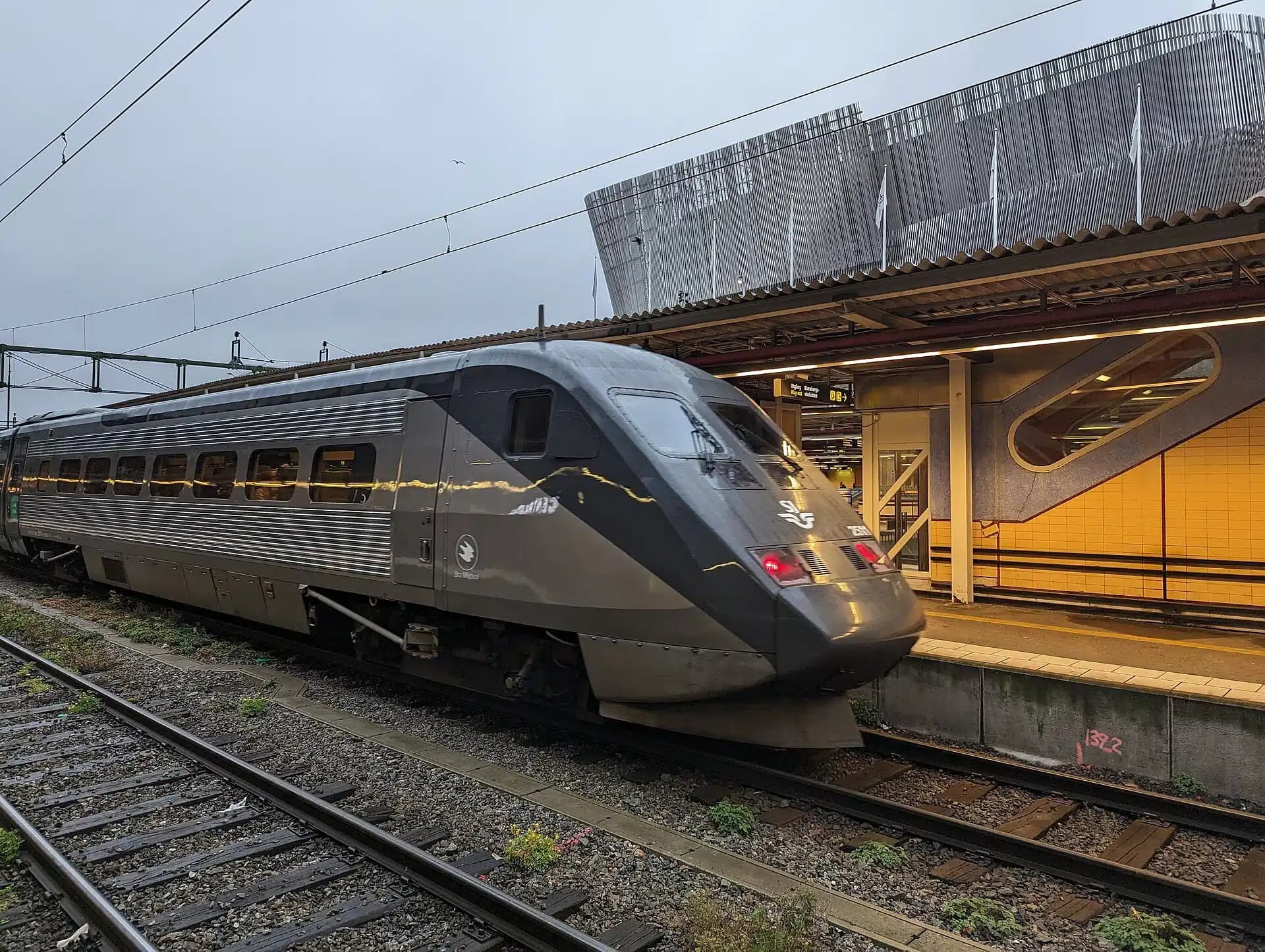 Ett SJ X2000-tåg vid perrongen på Stockholms centralstation