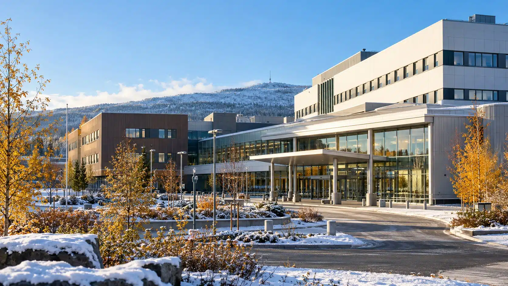 AI-genererad bild av ett modernt sjukhus i norra Sverige en klar höstdag med lite snö på marken