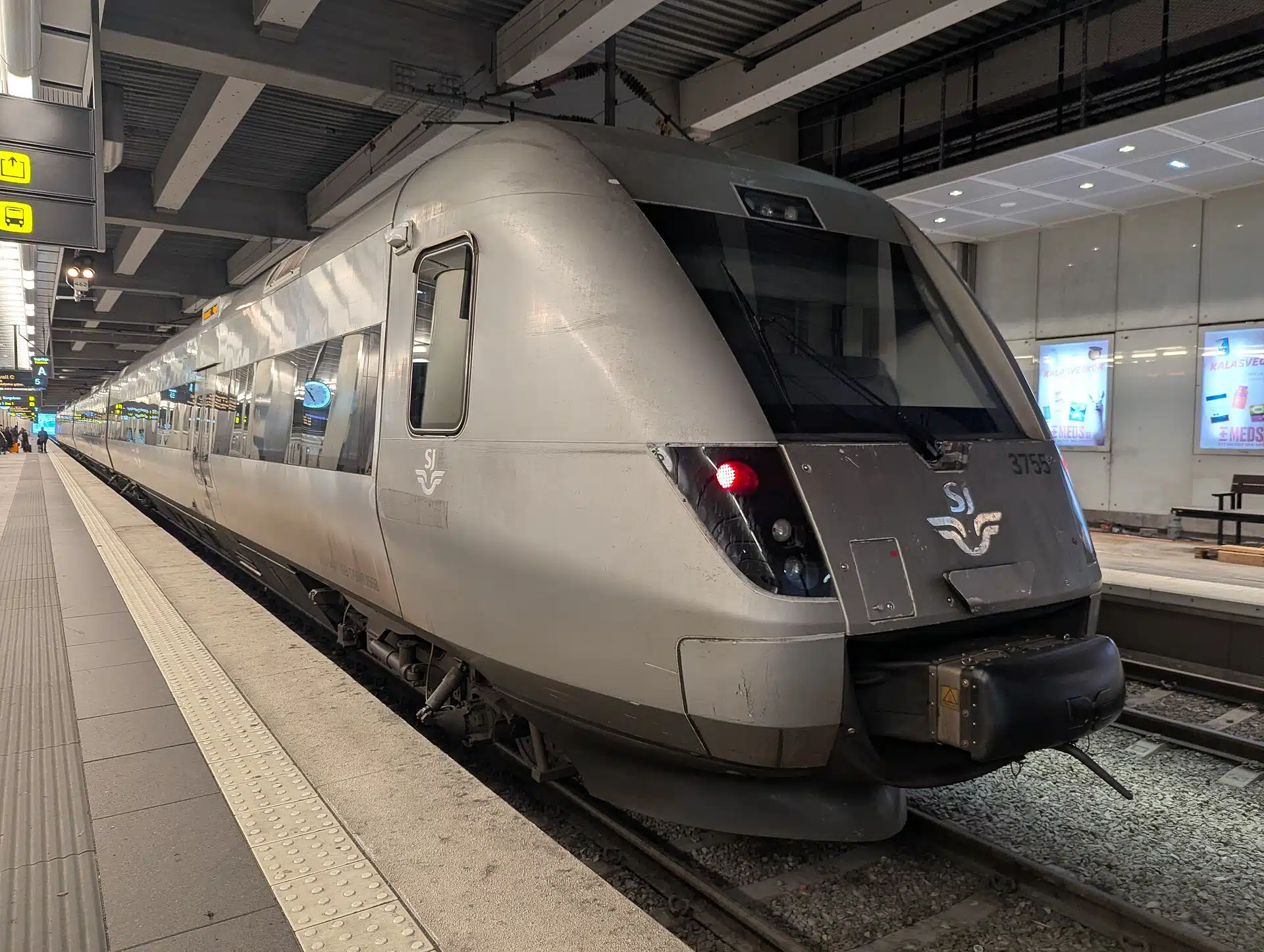 Ett snabbtåg står vid perrongen på Stockholms centralstation