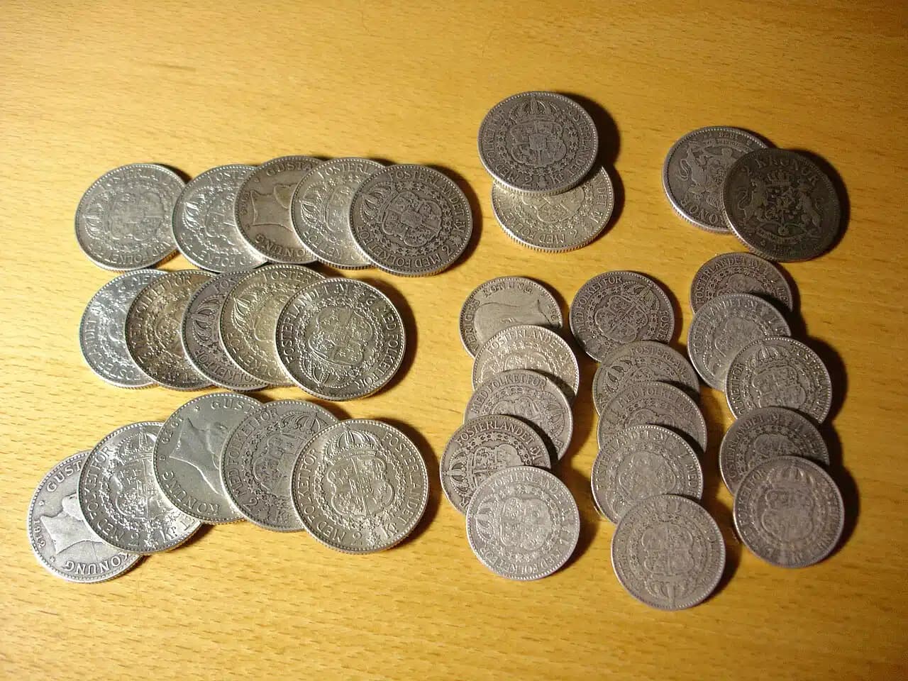 Äldre kvinna sitter i en fåtölj och skriver på en bärbar dator