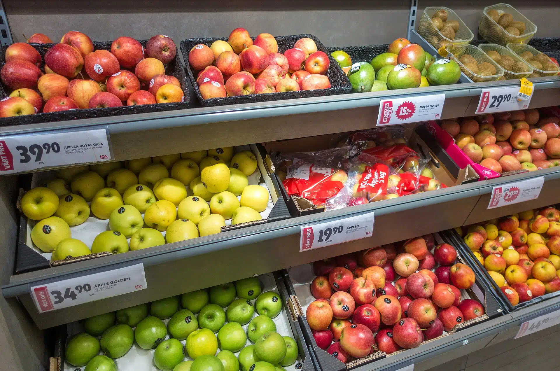 Färska frukter och grönsaker i en butik