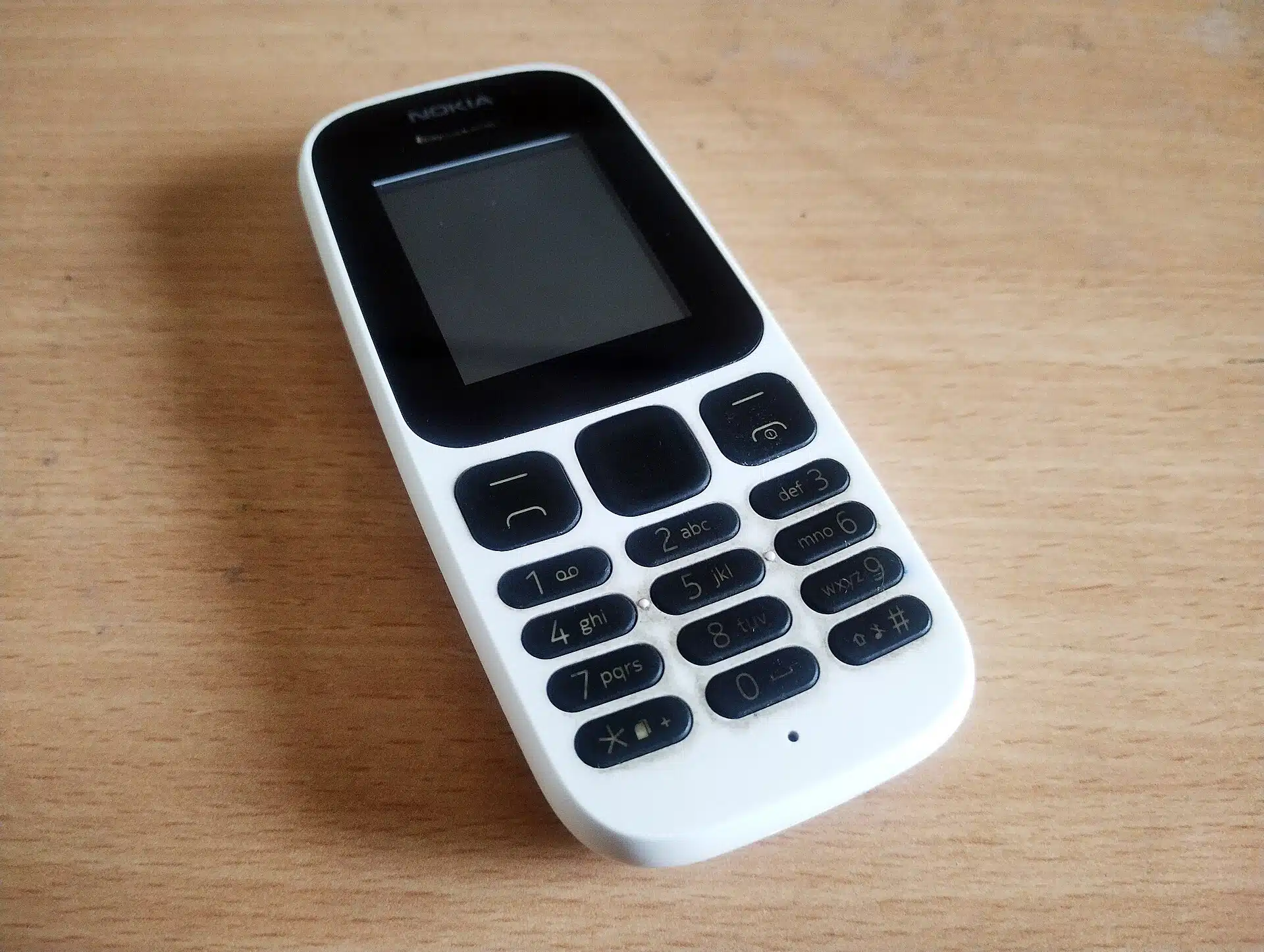 En äldre Nokia-mobiltelefon med knappar