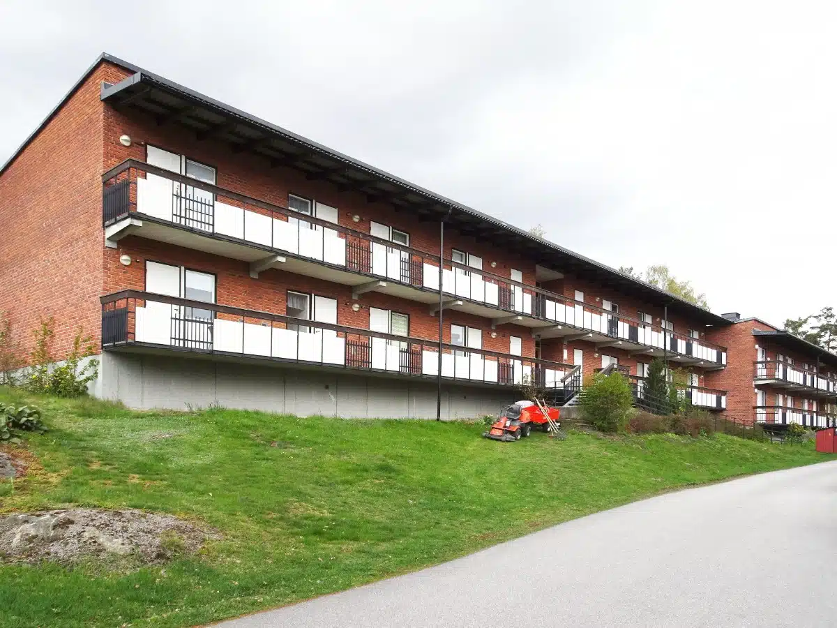 Flerbostadshus med balkonger, ett trygghetsboende för seniorer i Sverige